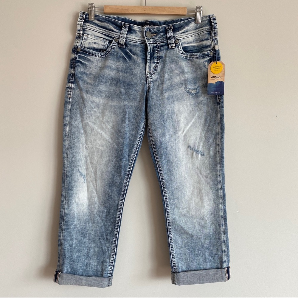 NWT Silver Suki Capri Jeans Light wash Blue Distressed Size 29x22.5